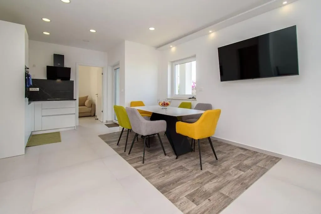 Modern Apartment Alisa With A Sea View Liznjan